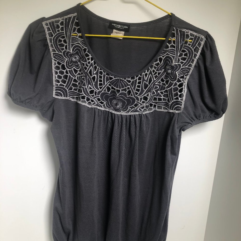 Gray short sleeve shirt with embroidered flowers